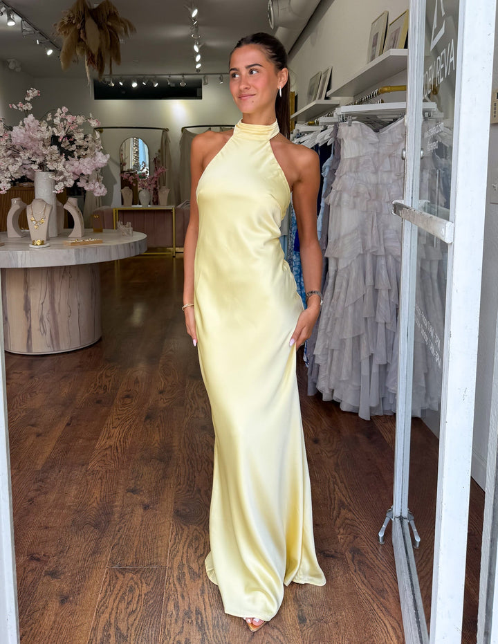 ZEYNEP | Elegantes Satin-Maxikleid mit Halter-Ausschnitt