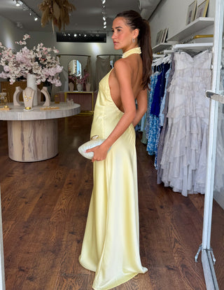 ZEYNEP | Elegantes Satin-Maxikleid mit Halter-Ausschnitt